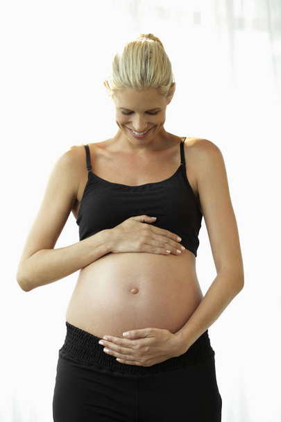 Young pregnant woman - Foto, imagen