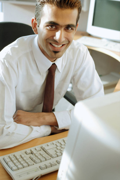 Male executive at desk - Foto, Imagen