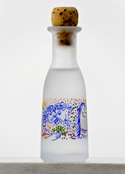 Bouteille artisanale traditionnelle de boisson ouzo
 - Photo, image