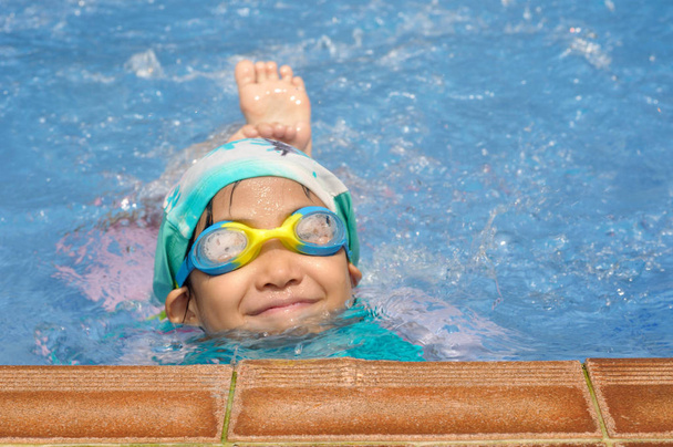 Asiático niño práctica natación
 - Foto, Imagen