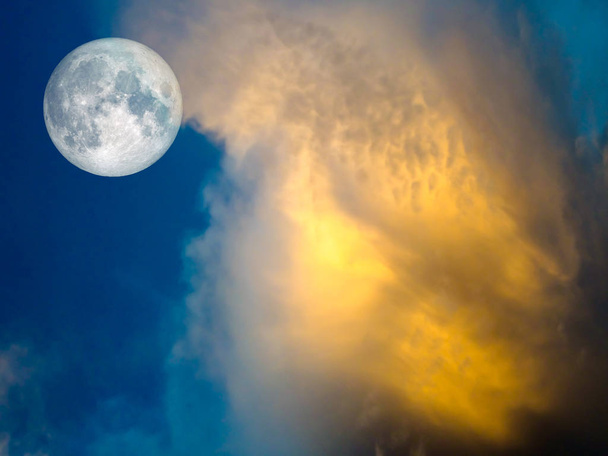 pleine lune Nuage d'or dans le ciel bleu
 - Photo, image