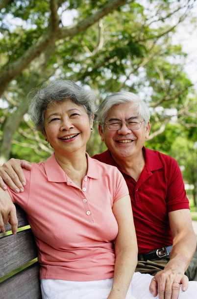 Couple d'âge mûr sur banc de parc - Photo, image
