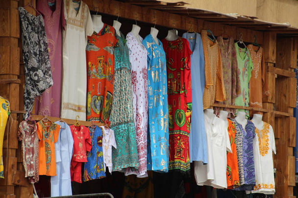 Ярко окрашенные одежды для продажи в египетском рынке. - Фото, изображение