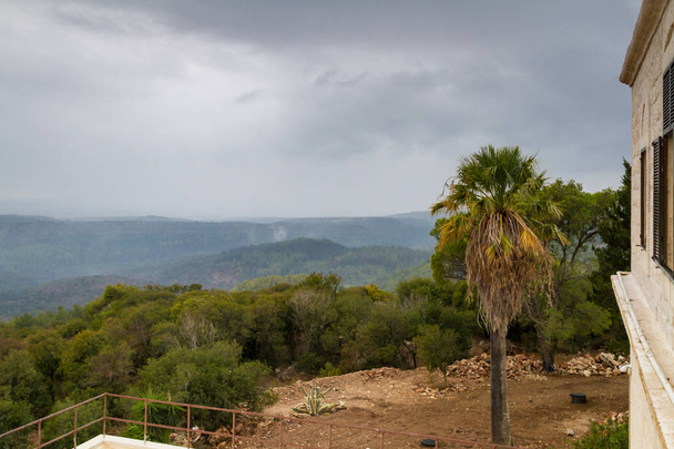 Vue de la vallée de Jezreel en journée d'hiver depuis le mont Carmel, Israël
 - Photo, image