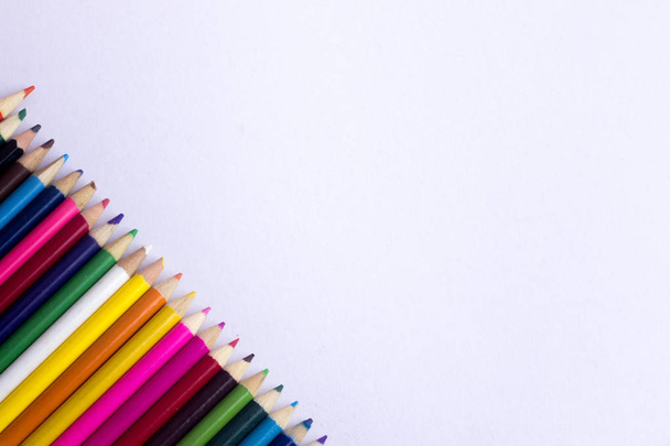 Barva tužka s kopie prostoru izolované na whtie pozadí, vzdělávací hry - Fotografie, Obrázek