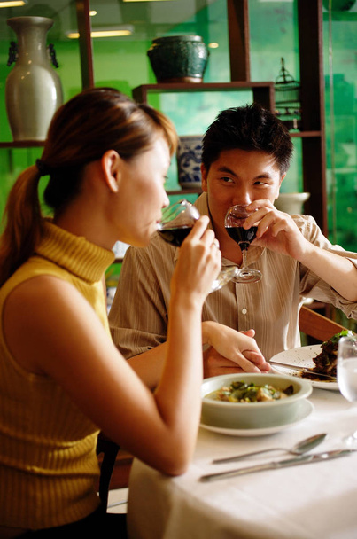 Couple in Chinese restaurant - Foto, immagini