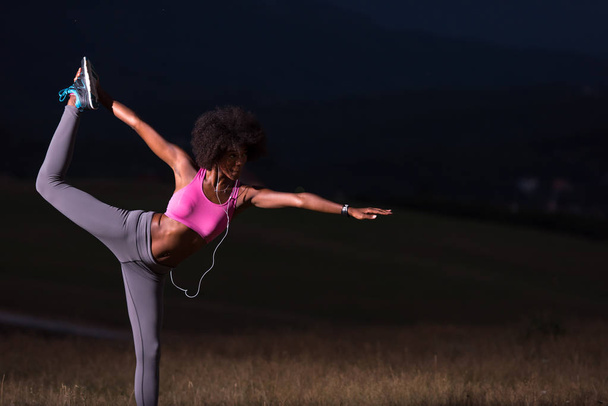 black woman doing yoga  in the nature - Foto, Bild