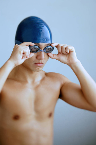 Man adjusting goggles - Foto, afbeelding