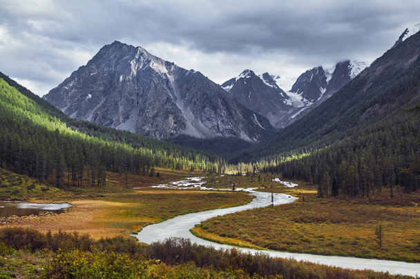 Journey on foot through the mountain valleys. The beauty of wildlife. Altai, the road to Shavlinsky lakes. Hike - Valokuva, kuva