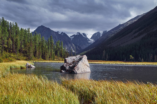 Viaje a pie por los valles montañosos. La belleza de la vida silvestre. Altai, el camino a los lagos Shavlinsky. Caminata
 - Foto, imagen