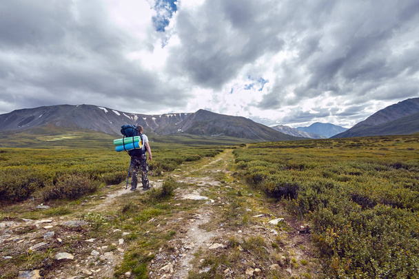 Cesta pěšky přes horských údolí. Krása přírody. Altaj, cesta k Shavlinsky jezerům. Výlet - Fotografie, Obrázek