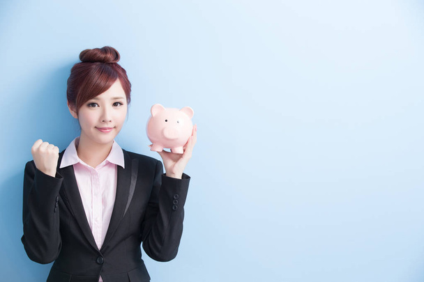 woman take pink piggy bank  - Φωτογραφία, εικόνα