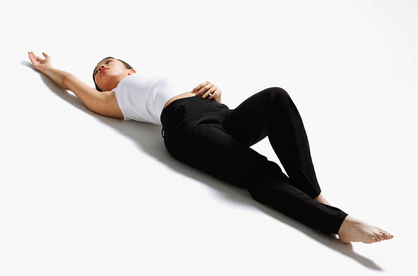 Woman lying on back - Фото, изображение