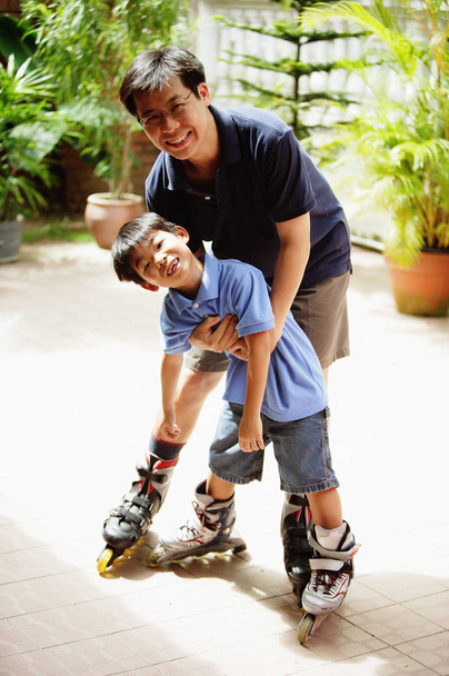 Father and son skating - 写真・画像
