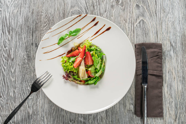 Salad greens, cheese and strawberries with balsamic sauce. - Valokuva, kuva