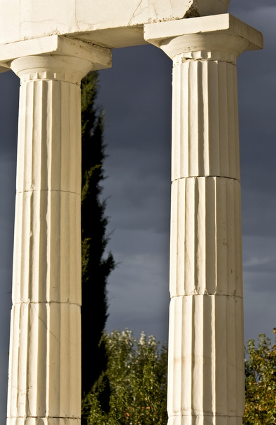 Pareja de antiguos pilares griegos de orden dórico
 - Foto, Imagen