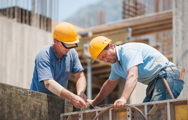 stavební dělníci pracují na cement bednění rámce - Fotografie, Obrázek