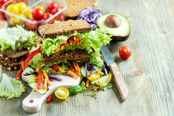 Vegan σίκαλης ολικής αλέσεως φρέσκα σάντουιτς με συστατικά για την υγιή - Φωτογραφία, εικόνα