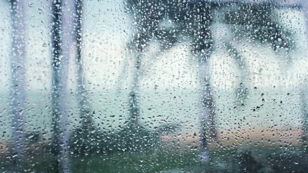 Pencere camına yağmur damlaları - Video, Çekim