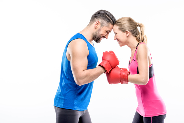 Homem e mulher em luvas de boxe
 - Foto, Imagem