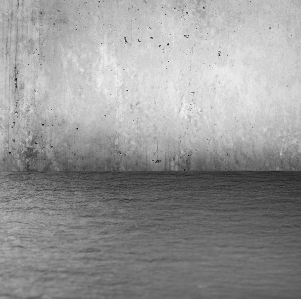 Бетонная стена и черный пол
 - Фото, изображение