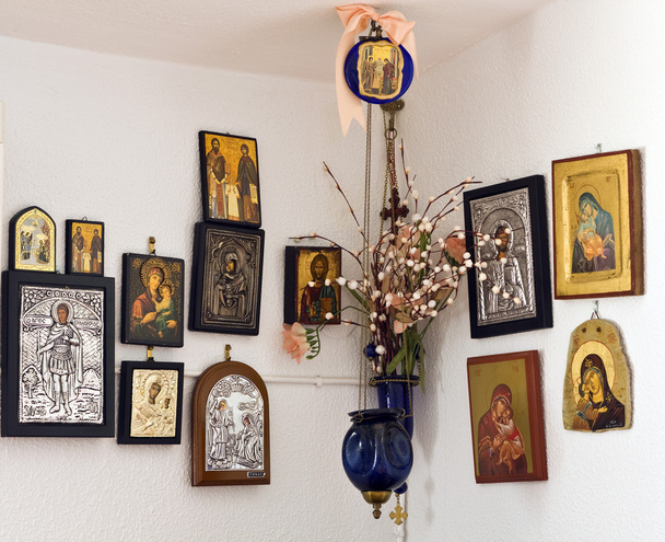 Различные православные изображения, висящие на стене
 - Фото, изображение