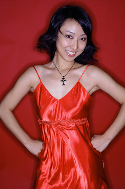woman in red dress - Foto, afbeelding