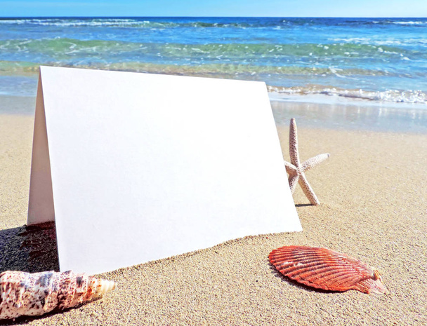 Tyhjä, valkoinen onnittelukortti rannalla
 - Valokuva, kuva