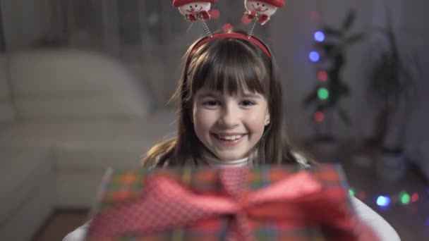 Girl Suprised by Gift Box - Filmagem, Vídeo