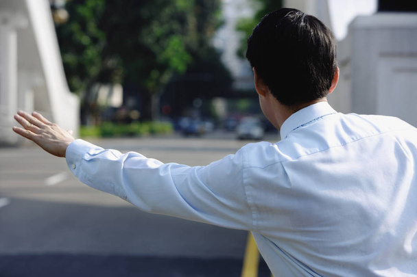 Empresário sinalizando um táxi
 - Foto, Imagem