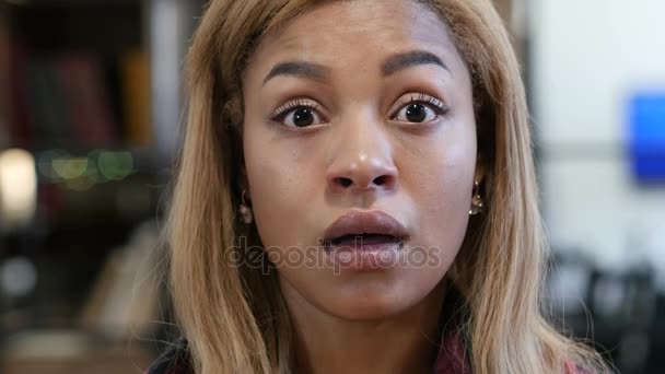 Nahaufnahme einer aufgebrachten jungen schwarzen Frau unter Schock - Filmmaterial, Video