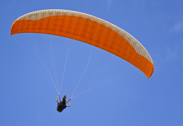 Alas de paracaídas contra el cielo azul
 - Foto, Imagen