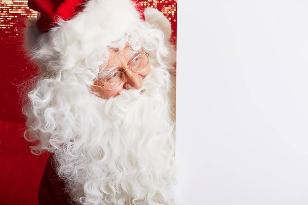 Santa Claus pointing in blank advertisement banner isolated on r - Foto, afbeelding