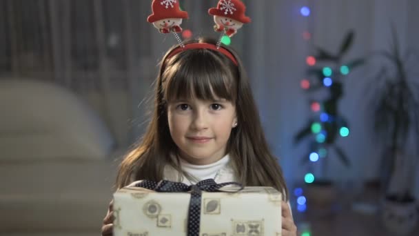Girl Giving a Gift Box - Záběry, video