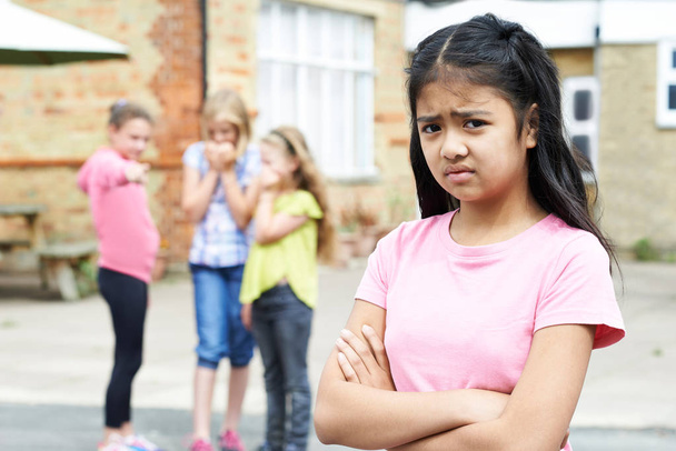 unglückliches Mädchen, das von Schulfreunden beklatscht wird - Foto, Bild