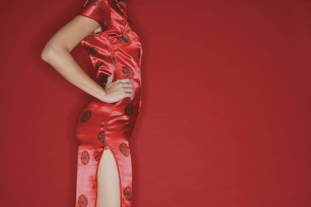 Woman in cheongsam, hands on hips - Photo, Image