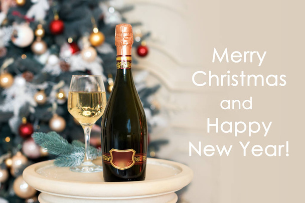 Feliz Año Nuevo con vino blanco o champán en Navidad. Tema vacaciones de invierno
. - Foto, imagen