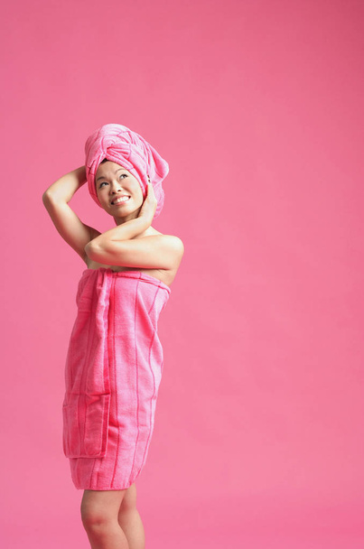 Woman wrapped in a pink towel - Foto, afbeelding