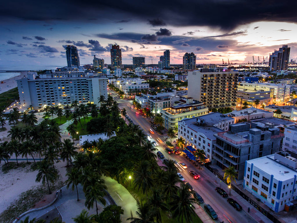 Letecký pohled na osvětlený Ocean Drive a South Beach - Fotografie, Obrázek