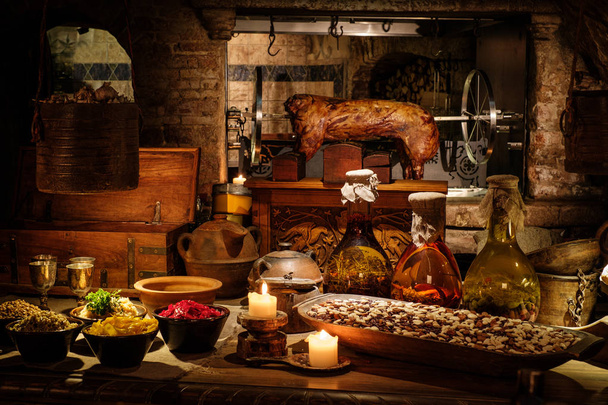 Table de cuisine médiévale antique avec nourriture typique
  - Photo, image