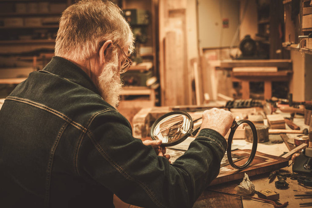 Restaurador senior que trabaja con elementos de decoración antiguos
  - Foto, Imagen