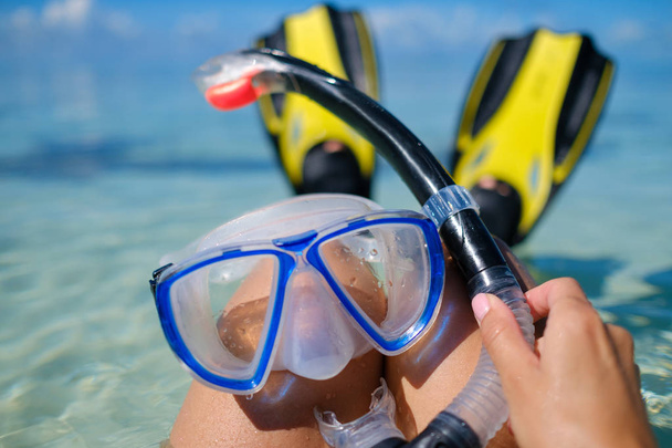 Snorkeler relajante en la playa
 - Foto, Imagen