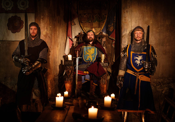 Middeleeuwse koning met zijn ridders  - Foto, afbeelding