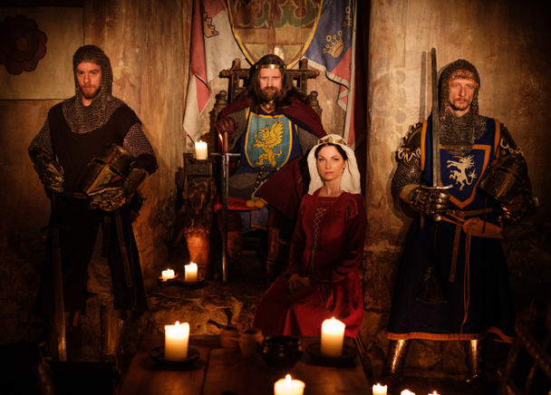 Middeleeuwse koning met zijn koningin en ridders  - Foto, afbeelding