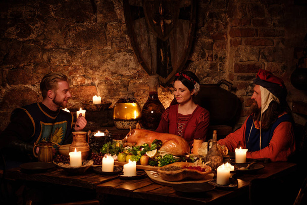 中世の人々 が食べるし、飲む  - 写真・画像