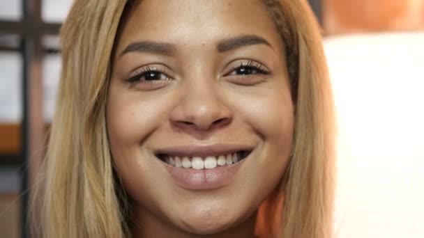 Nahaufnahme des lächelnden schwarzen Mädchengesichts - Filmmaterial, Video