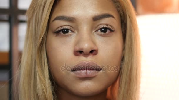 Nahaufnahme von ernsten schwarzen Mädchen Gesicht - Filmmaterial, Video