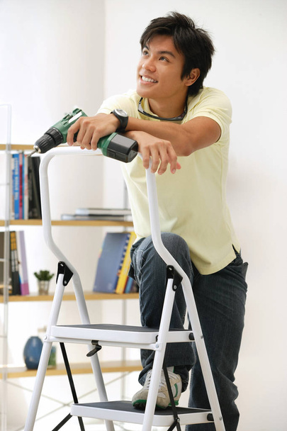 Man leaning on stepladder - Fotografie, Obrázek