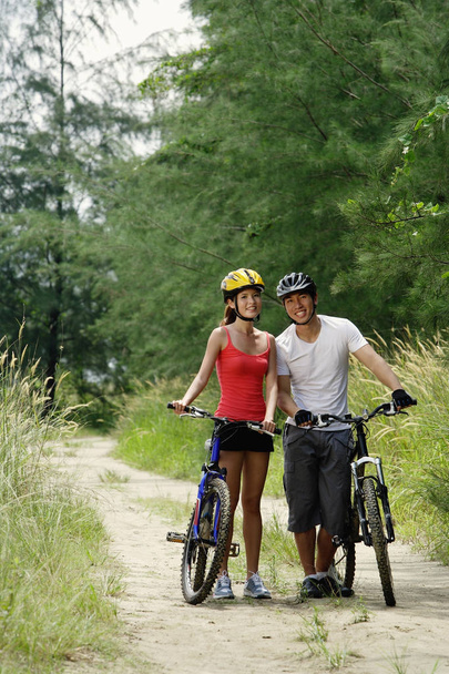 ζευγάρι στέκεται με ποδήλατα - Φωτογραφία, εικόνα