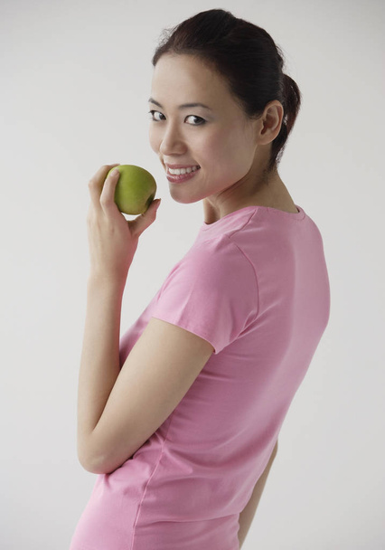 Woman holding apple - Foto, afbeelding